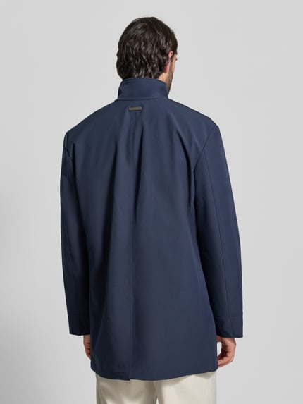 Männermodel trägt Regular Fit Mantel mit Stehkragen von Christian Berg Men, Elastischer-Material-Mix in Dunkelblau, Rückenansicht, Ganzkörperansicht Rückansicht.