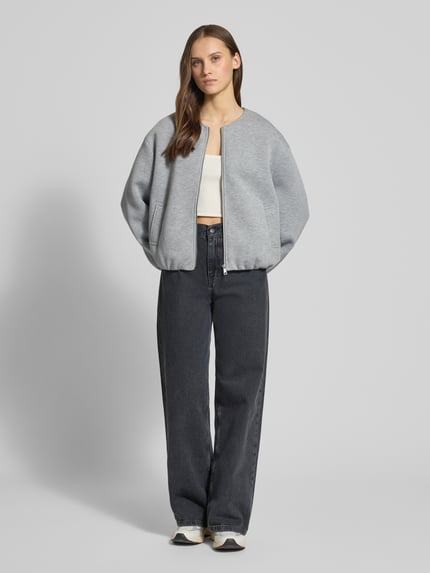 Frauenmodel trägt Regular Fit Sweatjacke mit Viskose-Anteil Modell 'ELLIE' von ONLY, Optik: Unifarben, Ganzkörperansicht von vorne