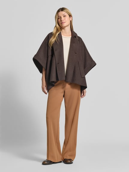 Männermodel trägt spodnie z szerokimi nogawkami z wpuszczanymi kieszeniami Wide Leg Hose mit Eingrifftaschen Modell 'Hillda' von Stehmann, kolor jasnobrązowy, Ganzkörperansicht von vorne, kontekst: spodnie damskie