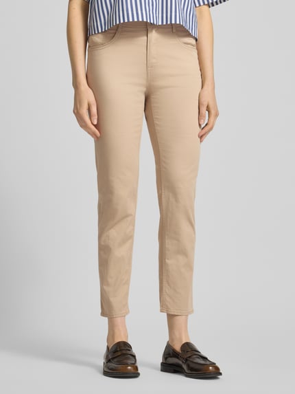 Vrouwenmodel draagt Hose in verkürzter Passform Modell 'Mary' van Brax in beige, katoenmix met lyocell, steekzakken, cropped fit, voorkant volledig lichaam