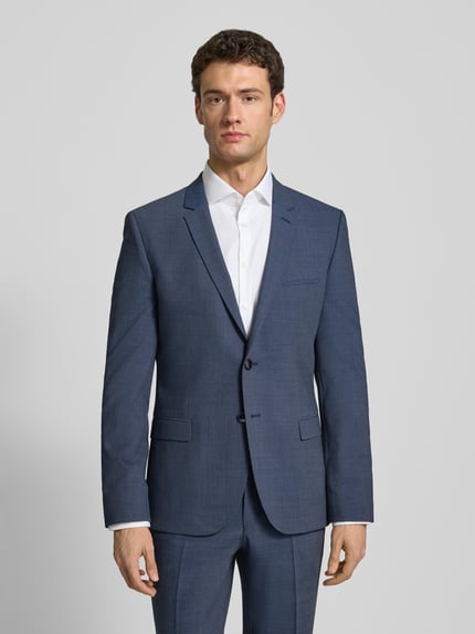 Männermodel trägt 2-Knopf-Sakko mit Reverskragen Modell 'Arti' von HUGO aus Material-Mix mit Schurwoll-Anteil, feines Strukturmuster, Slim Fit, Brusttasche, Pattentaschen, kurze Knopfleiste, Farbe Blau, Ganzkörperansicht von vorne.