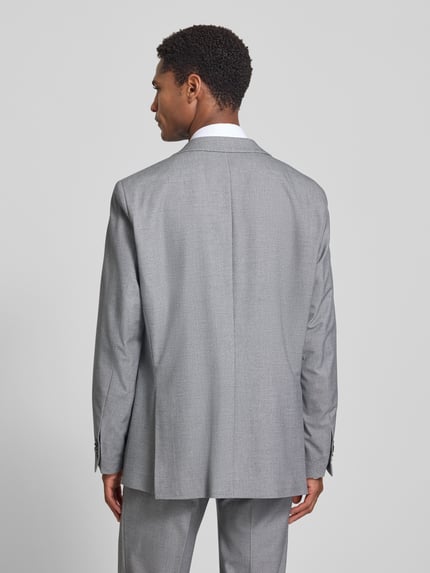 Männermodel trägt Regular Fit Sakko mit Viskose-Anteil von Christian Berg Men in Hellgrau, Elastischer-Material-Mix, Rückansicht, Ganzkörperansicht Rückansicht. Rückenlänge bei Größe 50: 75 cm, Schulterbreite: 48 cm, Ärmellänge: 64 cm, Reverskragen, Brusttasche, Pattentaschen.