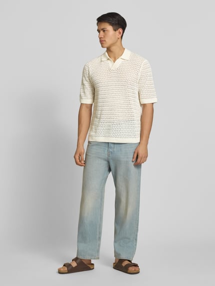 Männermodel trägt Regular Fit Poloshirt aus Baumwoll-Mix Modell 'NYLE' von Only & Sons in Strickoptik mit Strukturmuster, Ganzkörperansicht von vorne.
