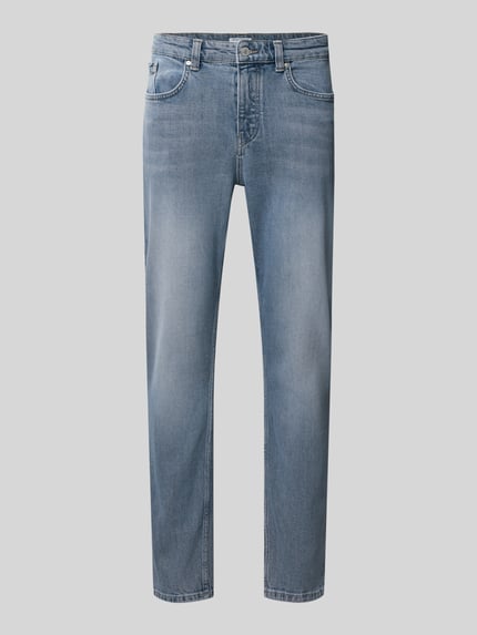 Produktfoto, Tapered Fit Jeans aus Baumwoll-Mix von Marc O'Polo Denim in hellblauer Waschung mit dezenten Falten, glatte Textur, Herren Tapered Fit Jeans von Marc O'Polo Denim