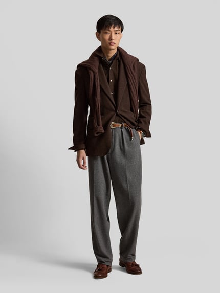 Mannelijk model draagt Custom Fit Freizeithemd aus Baumwollmix van Polo Ralph Lauren, effen bruin, lange mouwen, knoopsluiting, volledige lichaamsvoorzijde.