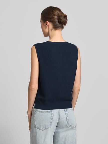 Vrouwenmodel draagt Weste met structuurpatroon van Christian Berg Woman, puur katoen, regular fit, ronde hals, knoopsluiting, ruglengte bij maat S 50 cm, donkerblauw, Ganzkörperansicht Rückansicht.