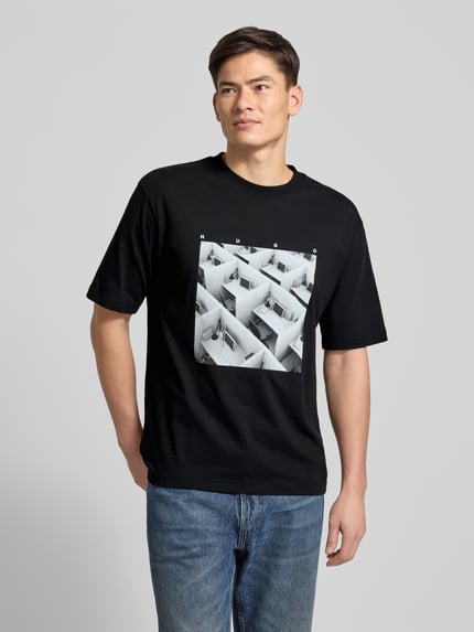 Mannenmodel draagt Slim Fit T-shirt uit puur katoen Model 'DODGER' van HUGO, look: effen, motiefprint, korte mouw, jersey. Ganzkörperansicht van voren.