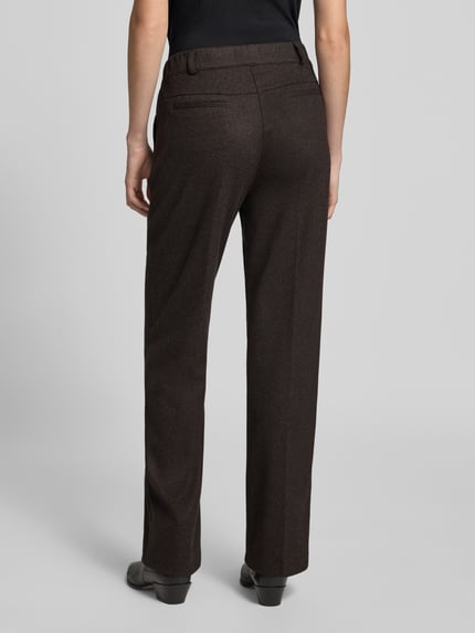 Frauenmodel trägt Regular Fit Hose mit Bundfalte Modell 'LILLYTH FLARED' von Raphaela By Brax, braune Melange-Optik, strukturierte Webware, seitliche Eingrifftaschen und Gesäßtaschen, Gürtelschlaufen, Bundfalte, Flared Passform, Produktkontext Ganzkörperansicht Rückansicht.
