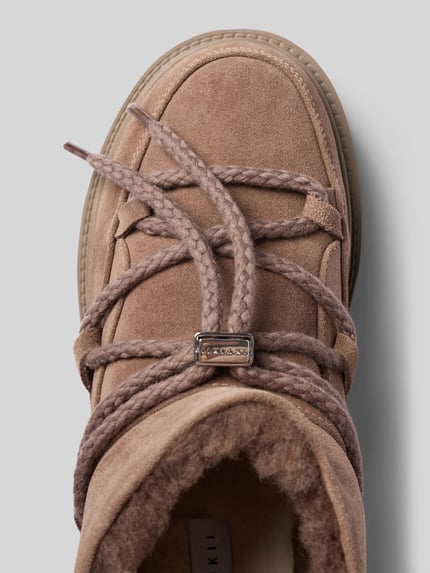 Productfoto, boots uit gecoat leer met afgeronde vorm Model 'CLASSIC LOW PLATFORM' van INUIKII, labeldetail, geprofileerde plateauzool, dames, maatinformatie, detailtextuur, taupe.