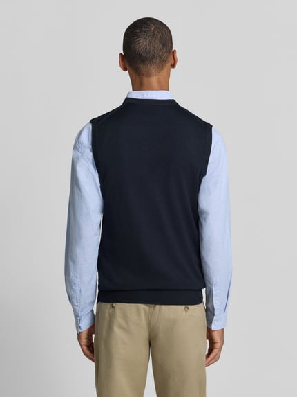 Männermodel trägt Slim Fit Pullunder aus Baumwoll-Mix mit V-Ausschnitt von Christian Berg Men in Dunkelblau, Strick-Optik, Rückenansicht