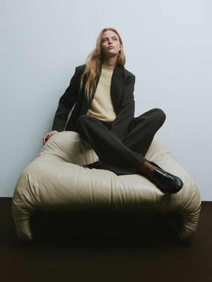 Vrouwenmodel draagt Relaxed Fit Blazer met Viskose-Anteil van MYON in elastische materiaalmix, reverskraag, dubbele knoopsluiting, donkerbruine kleur, gladde textuur, voorkant volledige lichaamsopname.