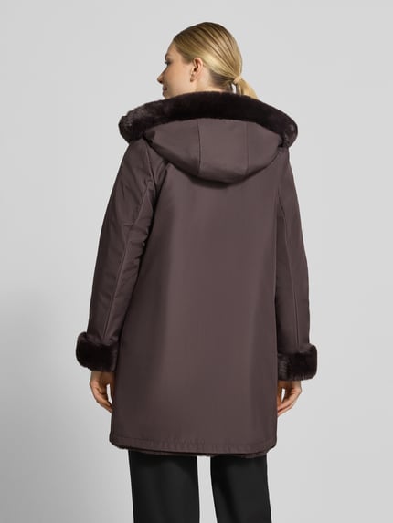 Frauenmodel trägt Regular Fit Mantel mit Wendefunktion und Webpelz-Innenseite von PETITE M. in Braun, Knopfleiste, Rückansicht, Rückenlänge 85 cm, Schulterbreite 39 cm, Brustweite 50 cm, Ärmellänge 62 cm, Ganzkörperansicht Rückansicht.