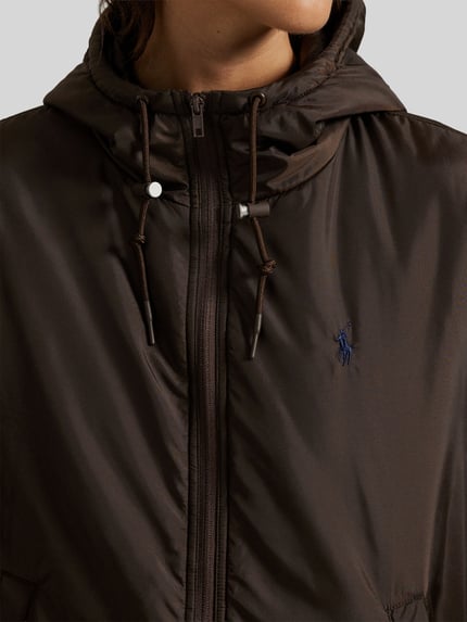 Frauenmodel trägt Relaxed Fit Blouson mit Zweiwege-Reißverschluss von Polo Ralph Lauren, unifarben, Kapuze, Nahaufnahme Oberkörper.