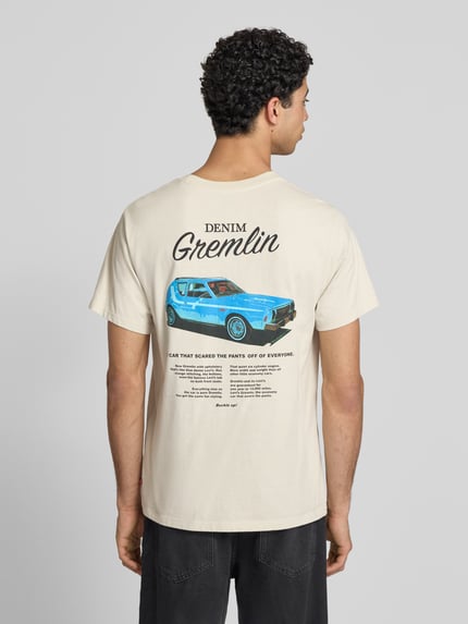 Männermodel trägt Relaxed Fit T-shirt uit pure katoen van Levi's®, look: effen kleuren, labelopschrift, ronde hals, korte mouw, fijnrib materiaalverwerking, ganzkörperansicht rückansicht.
