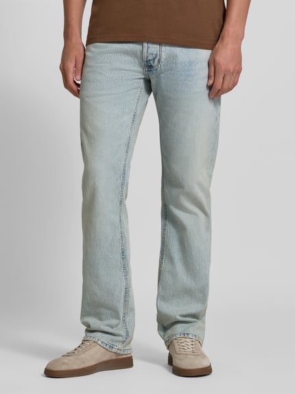 Męski model nosi Straight Fit Jeans aus Baumwoll-Mix von Diesel w jasnoniebieskim kolorze, 5 kieszeni, detal z logo, zapięcie na guzik i zamek błyskawiczny, mieszanka bawełny, długość wewnętrzna nogawki 81 cm, Szerokość w rozmiarze 41 cm, Ganzkörperansicht von vorne.