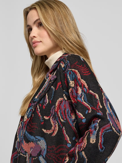 Frauenmodel trägt Mantel im Allover-Look mit aufgesetzten Taschen von Milano Italy, bunter Material-Mix mit Viskose-Anteil, Nahaufnahme Oberkörper.