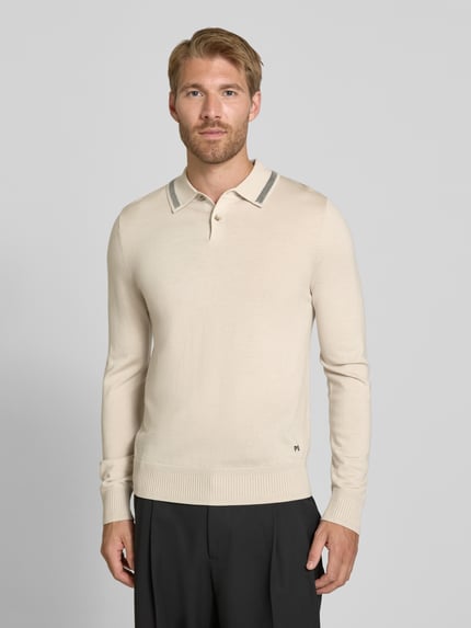 Männermodel trägt Regular Fit Poloshirt in Strick-Optik von Paul Smith aus reiner Wolle in Beige mit gerippten Abschlüssen, Ganzkörperansicht von vorne.