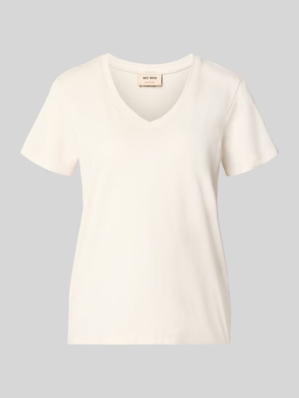 Produktfoto, Regular Fit T-Shirt mit V-Ausschnitt Modell 'Dala' von MOS MOSH aus Modal-Mix, cremefarben, glatte Textur, Label-Emblem, kurzärmelig, Rückenlänge bei Größe S 58 cm