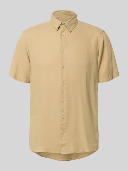 Produktfoto, Slim Fit Leinenhemd mit Viskose-Anteil Modell 'Bobby' von Blend in Beige, Kurzarm, Kentkragen, glatte Textur, Vorderansicht.
