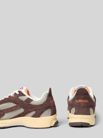 Produktfoto, Sneaker aus Leder-Mix Modell 'Re-Run Americana' von The Mercer in Braun und Beige, strukturierte Sohle, Label-Detail, seitliche und rückseitige Ansicht, abgerundete Passform, Schafthöhe und Schaftweite je 8 cm sowie 4 cm Absatzhöhe bei Größe 44
