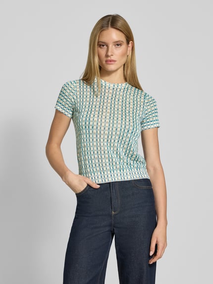 Frauenmodel trägt Strickshirt aus Viskose-Mix im Allover-Look von Jake*s Collection in Creme und Blau, Rundhalsausschnitt, Regular Fit, Nahaufnahme Oberkörper.