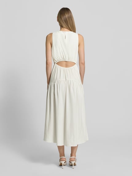 Vrouwenmodel draagt cocktailjurk met cut out in de rug van Little Mistress, getailleerd model, midi-jurk, ronde hals, ruglengte maat 36 120 cm. Ganzlichaamsaanzicht rugaanzicht.