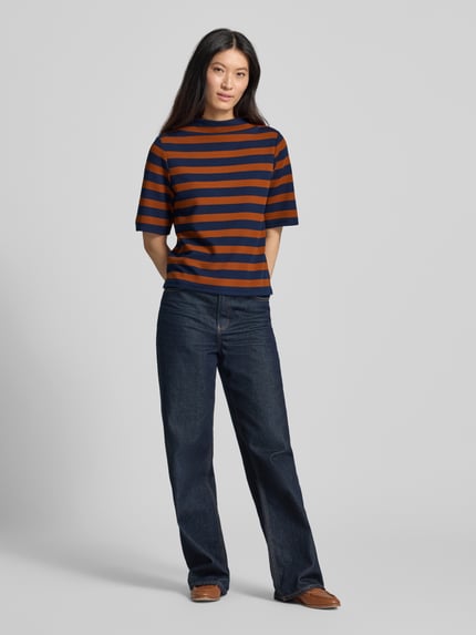 Frauenmodel trägt Relaxed Fit T-Shirt mit Viskose-Anteil von MORE & MORE, elastisch, Stehkragen, kurzärmelig, Ganzkörperansicht von vorne.