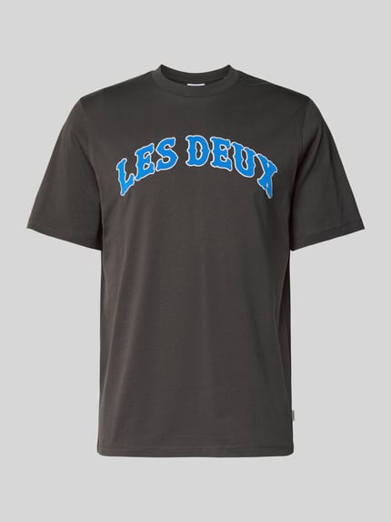 Produktfoto, T-Shirt met label-print model 'Brady' van Les Deux in zwart katoen, regular fit, ronde hals, blauwe letters, voorkant.