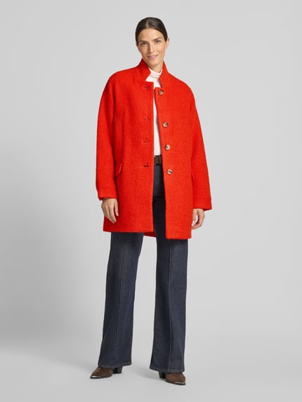 Frauenmodel trägt Kurzmantel aus Schurwolle mit Stehkragen von Lanius in Rot, Pattentaschen, Regular Fit, Ganzkörperansicht von vorne.