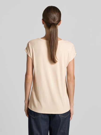 Frauenmodel trägt Loose Fit T-Shirt aus Viskose-Mix Modell 'LAVA' von VERO MODA in Beige, strukturierte Oberfläche, Ganzkörperansicht Rückansicht.