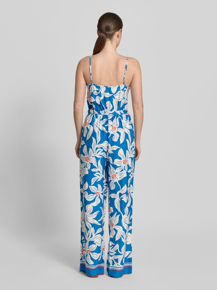 Frauenmodel trägt Jumpsuit aus Viskose mit Spaghettiträgern Modell 'Rylie' von GUIDO MARIA KRETSCHMER WOMAN, taillierter Schnitt, Ganzkörperansicht Rückansicht.