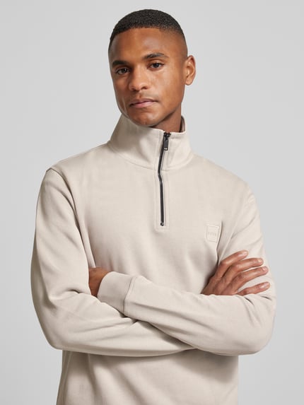 Männermodel trägt Regular Fit Sweatshirt aus reiner Baumwolle Modell 'ZETRUST' von BOSS Orange, Optik: Unifarben, Nahaufnahme Oberkörper.