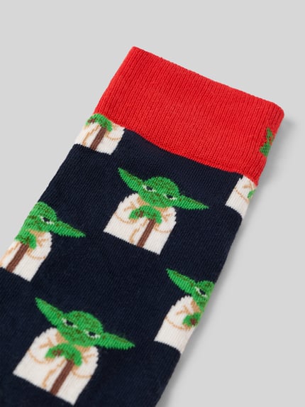 Produktfoto, Socken aus elastischem Baumwoll-Mix mit Allover-Muster in Dunkelblau, Grün und Rot im Star Wars Master Yoda Design von HAPPY SOCKS, Label-Detail sichtbar