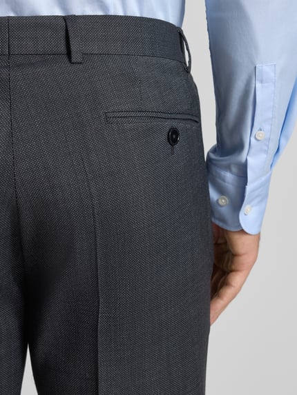 Männermodel draagt Regular Fit Anzug mit 2-Knopf-Sakko van bugatti, materiaalmix met scheerwol, pantalon met persplooien, detailopname rug.