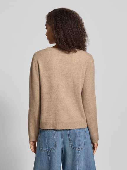 Vrouwenmodel draagt Regular fit pullover met wol-aandeel model 'SHINE' van ONLY, look: effen, bloemenmotief, bloemenborduursel, ronde hals, lange mouwen, mouwboordjes geribd, materiaalverwerking: tricot, gebreide textuur, volledig lichaamsaanzicht achteraan.