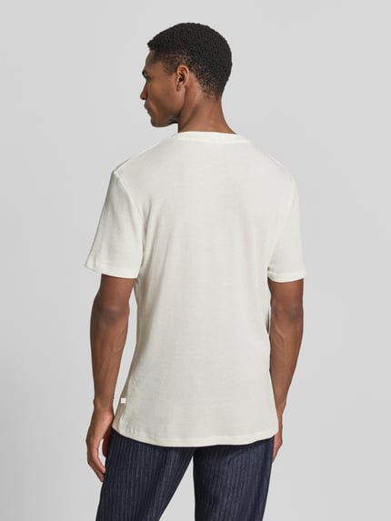 Männermodel trägt Regular Fit T-shirt uit katoenmix van s.Oliver RED LABEL, look: effen, piqué structuur, korte mouw, borstzak, geheel in lichte kleur, Ganzkörperansicht Rückansicht.