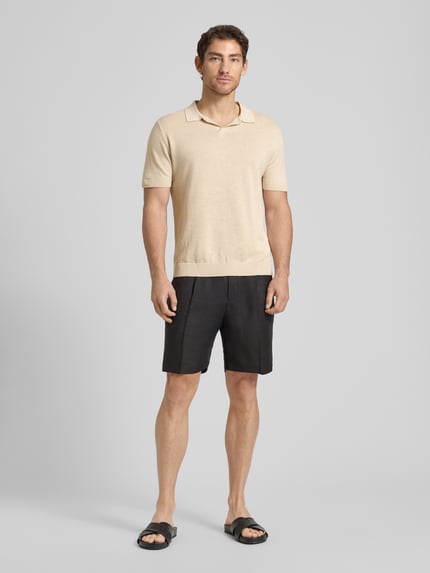 Männermodel trägt Regular Fit Poloshirt aus Baumwoll-Leinen-Mix Modell 'MATTIS' von SELECTED HOMME in Beige, kurzarm, Feinstrick, Ganzkörperansicht von vorne.