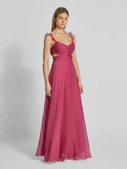 Vrouwenmodel draagt 'Abendkleid mit Cut Outs und Rüschen' van Jake*s Cocktail in A-lijn, maxi, roze met cut outs, ruches, voorkant vollichaamsaanzicht.