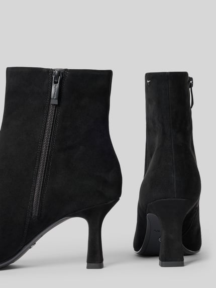 Produktfoto, schwarze Stiefeletten aus echtem Rindsleder von Tamaris, samtige Oberfläche, schmaler Absatz, Damen Stiefeletten von Tamaris
