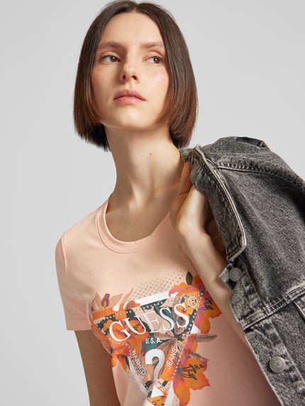 GUESS T-Shirt mit Label- und Motiv-Print Modell 'TROPICAL TRIANGLE' Apricot 3