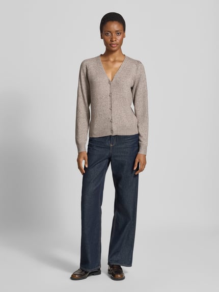 Vrouwenmodel draagt Regular fit gebreid jack met v-hals model 'DOFFY' van VERO MODA in beige, donkere jeans, Dames, frontale hele lichaamsopname.
