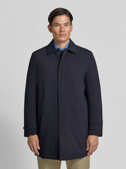 Männermodel trägt Relaxed Fit Mantel mit Umlegekragen von Manuel Ritz in Dunkelblau mit Eingrifftaschen und Abdeckleiste, Ganzkörperansicht von vorne. Rückenlänge 89 cm, Schulterbreite 44 cm, Brustweite 55 cm, Ärmellänge 66 cm.
