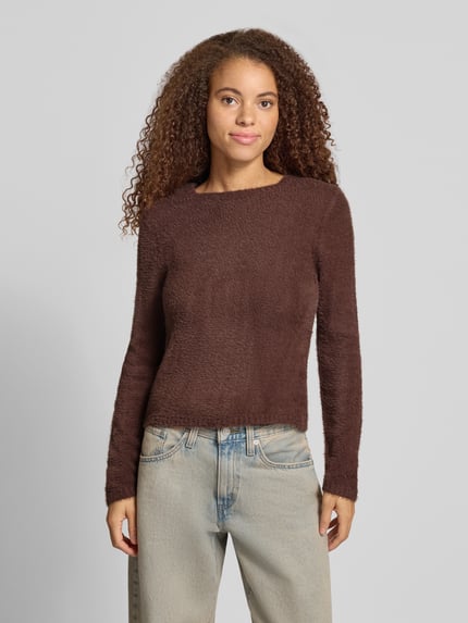 Frauenmodel trägt Regular Fit Pullover mit Strukturstrick von ONLY, unifarben braun, Rundhals, Langarm, Stricktextur, Nahaufnahme Oberkörper.