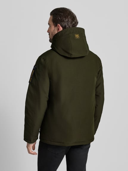 Männermodel trägt Parka met capuchon van PME Legend in donkergroen, structuur met ritszakken, regular fit, rugaanzicht, Ganzkörperansicht Rückansicht. Ruglengte maat M 77 cm, schouderbreedte 45 cm, borstbreedte 60 cm, mouwlengte 68 cm.