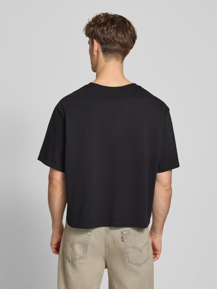 Mannenmodel draagt Relaxed Fit T-shirt uit puur katoen van Calvin Klein Jeans, look: effen, jersey, labelprint, ronde hals, korte mouw, Ganzkörperansicht Rückansicht.