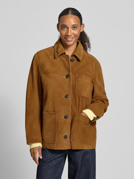 Frauenmodel trägt Regular Fit Lederjacke aus echtem Rindsleder von Marc O'Polo DENIM in Braun, große Knöpfe, glatte Textur, Ganzkörperansicht von vorne.