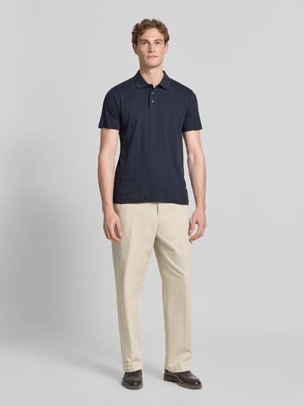 Männermodel trägt Regular Fit Poloshirt mit kurzer Knopfleiste von Lindbergh in Dunkelblau, Polokragen, Reine Baumwolle, Vorderansicht Ganzkörperansicht.