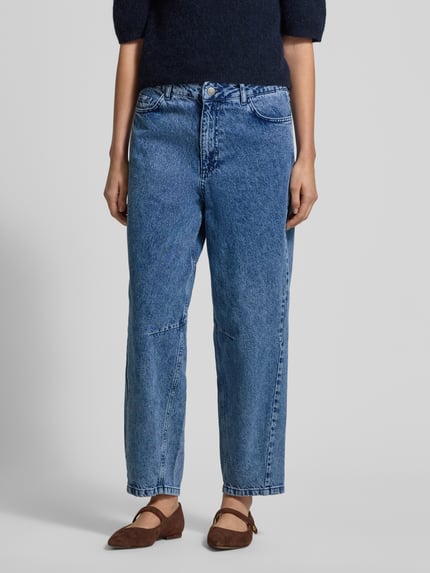 Frauenmodel trägt Jeans mit 5-Pocket-Design Modell 'DOLORES' von Soyaconcept, reine Baumwolle, lockerer Schnitt, Ganzkörperansicht von vorne.