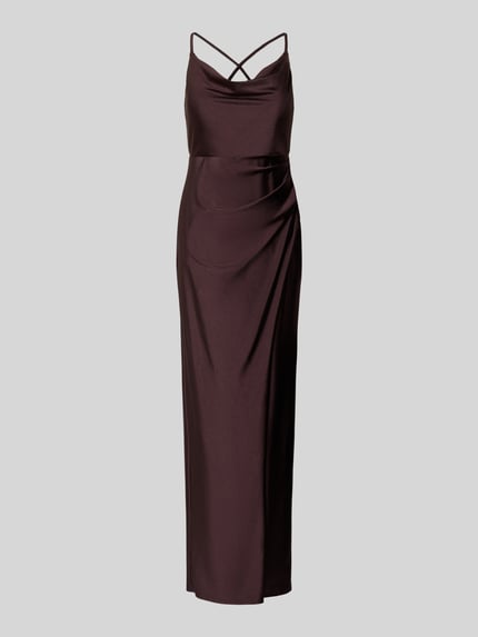Produktfoto, Regular Fit Abendkleid mit Raffungen von V.M., aus dunkelbraunem Satin mit Rückenausschnitt und Spaghetti-Trägern, glatte Textur.