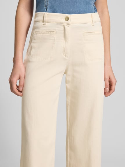Kobiece modelka nosi Regular Fit Culotte aus Baumwoll-Mix von Raphaela By Brax, jednolity kolor, bawełniana tekstura, krój regular fit, szlufki, zapięcie na guzik i kryty zamek, kieszenie z wypustkami, kieszenie z tyłu, długość cropped, materiał mieszanka bawełny, zbliżenie pasa i ud, detaliczny widok z przodu
